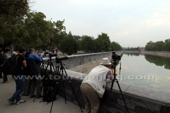 there have been already a few crazy people there chatting and taking pictures 1