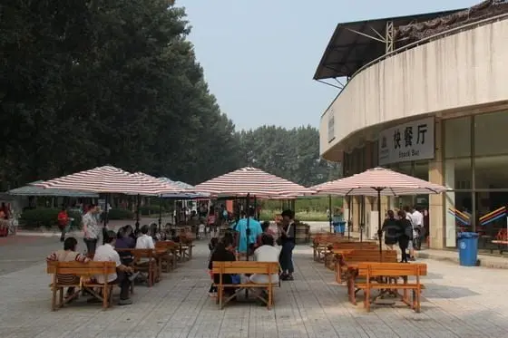 there is a leisure place to for you take a break, eating fast food or have some drinks