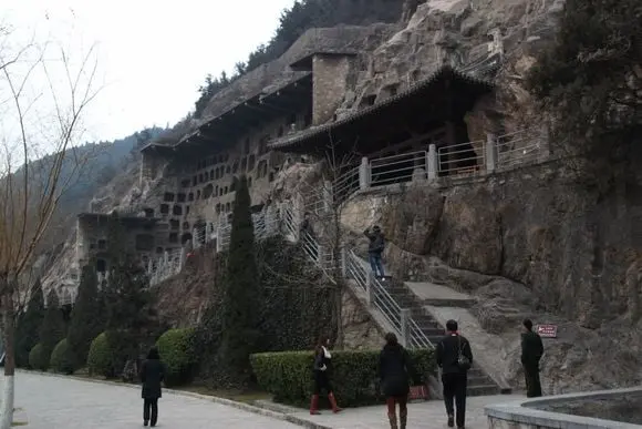 How to Visit Longmen Grottoes (Travel Tips, Photos and Maps)