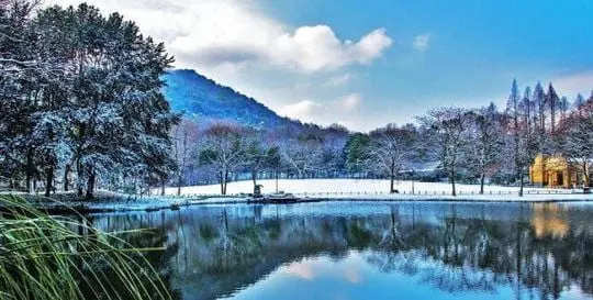 The snowy West Lake under the blue sky
