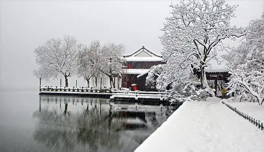 Snowfall makes West Lake more attractive.