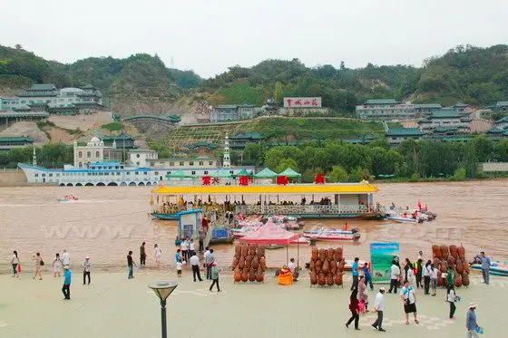 The Yellow River cuts through Lanzhou city from west to east.